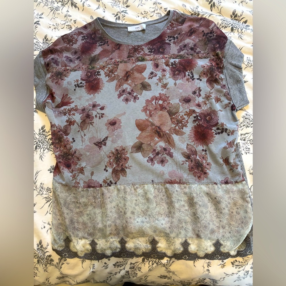 Pretty Zara loose fit muted floral top